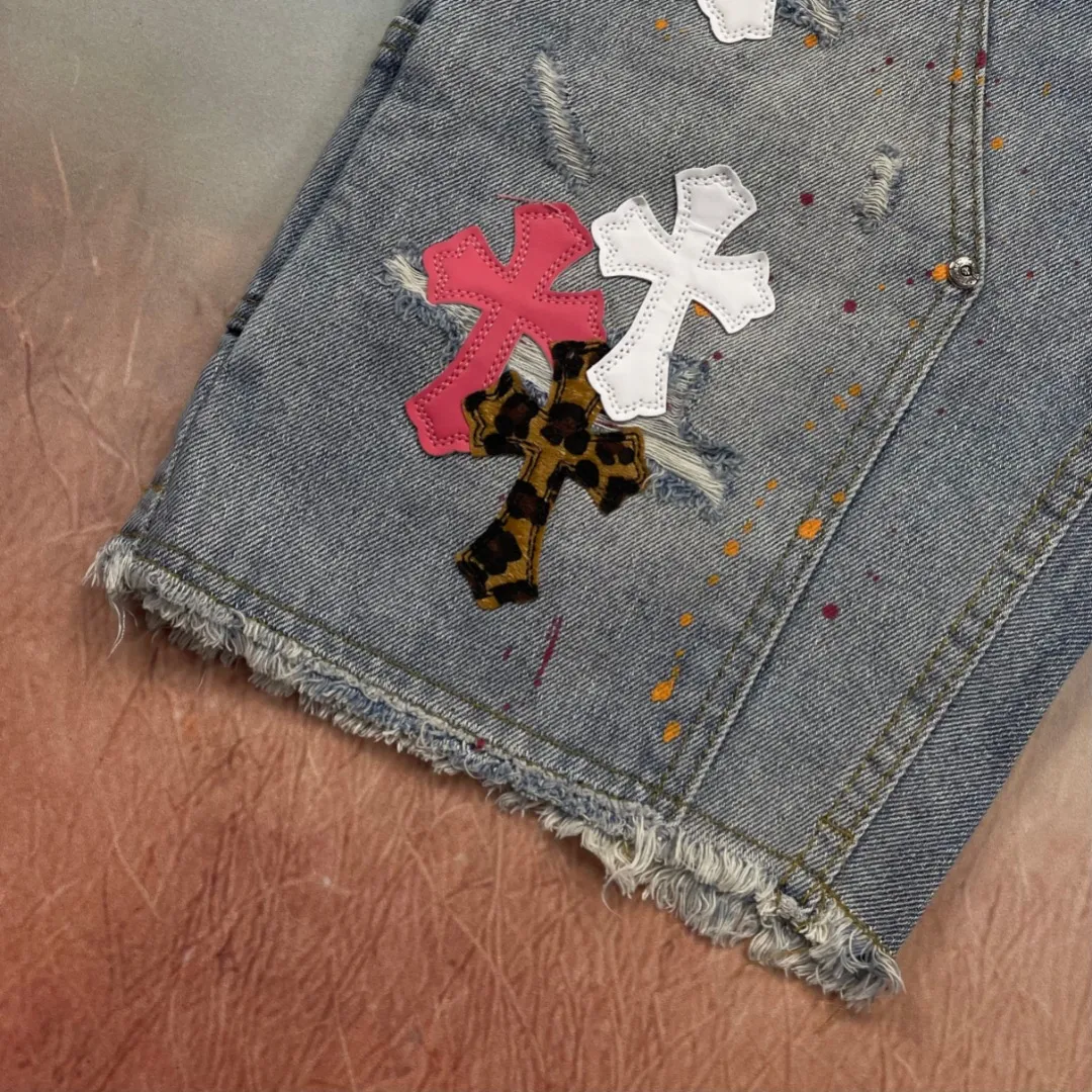 🅿️240 🔘Model No.-KL501 🔘Croxin𝐂𝐡𝐫𝐨𝐦𝐞 𝐇𝐞𝐚𝐫𝐭 CH blue and white three-color leather splash-ink American workwear denim shorts* The brand Croxin is well-known in the fashion circle. The details and design of these shorts are amazing. They use real Levi's jeans bottoms, which are taken apart and then spliced ​​together. This process is too heavy-duty. The hardware is all custom-made from molds, and the texture is superb. The hem is designed with handmade tassels and frayed edges, which is individual and unruly. It is also made of white genuine leather and patched. The blue and white color scheme plus splash-ink elements make it extremely fashionable. The cross pattern is embellished with red, white and leopard print, making it highly recognizable. The washing effect is also very natural, and the overall stitching process is impeccable. The same style for men and women, it looks super stylish when worn, and your handsomeness value skyrockets! The matching suggestions are as follows: Street fashion style: wear a black loose T-shirt with colorful graffiti printed on it, and a short black leather jacket. Wear a pair of black high-top Converse or Nike Dunks, a black baseball cap, and a silver metal necklace to walk on the street, which is full of fashion. Casual fashion style: wear a white simple short-sleeved shirt inside and a light blue denim jacket outside, wear it open. Wear white sneakers and carry a simple black crossbody bag for daily travel, casual and fashionable. Cool and handsome style: Choose a red short crop top and tuck it into shorts. Wear a pair of black thick-soled leather shoes, paired with some metallic bracelets and rings, and go to a music festival or party and you will be the center of attention.  Size: S M L XL XXL (28.30.32.34.36) Color: Blue